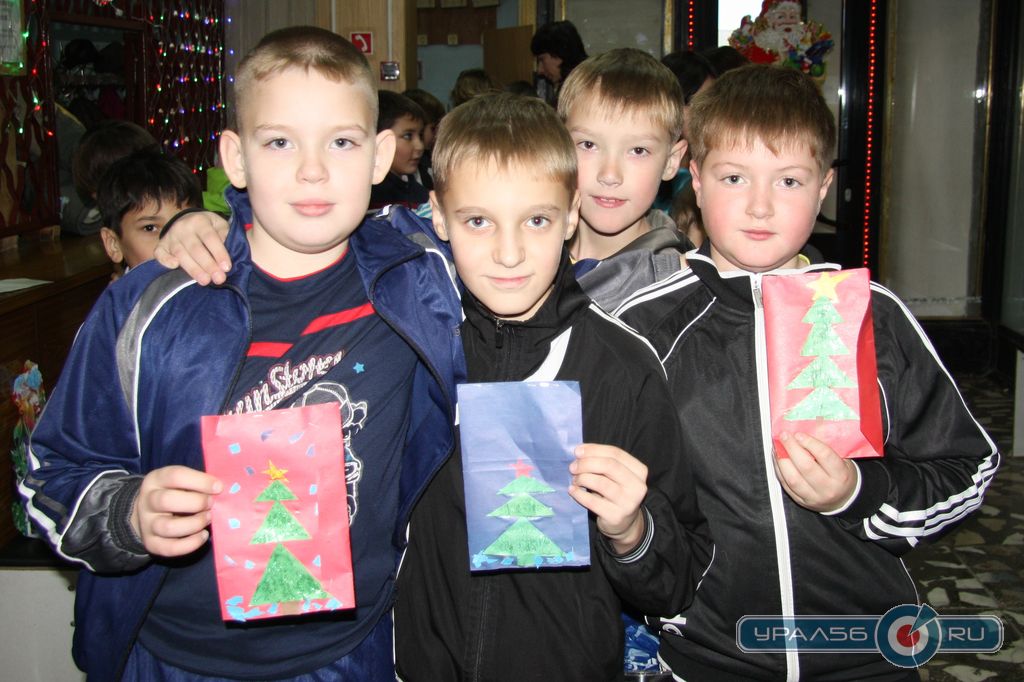 Дети принесли письма Деду Морозу