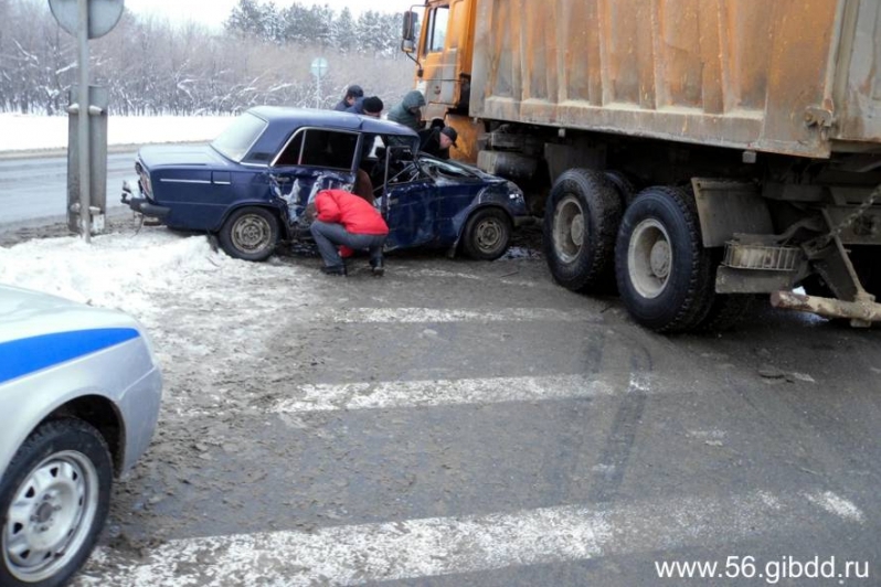 На трассе Оренбург-Орск столкнулись ВАЗ-21061 и грузовой автомобиль