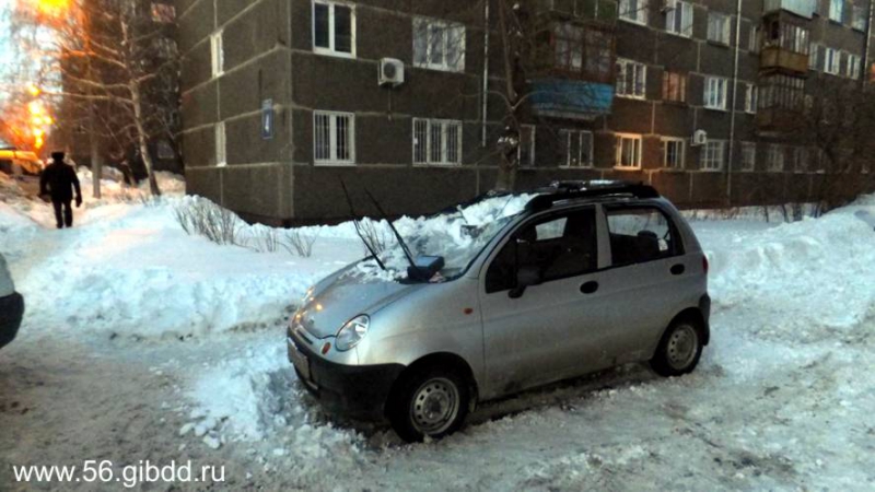 ЧП в Оренбурге: на машину рухнула груда снега