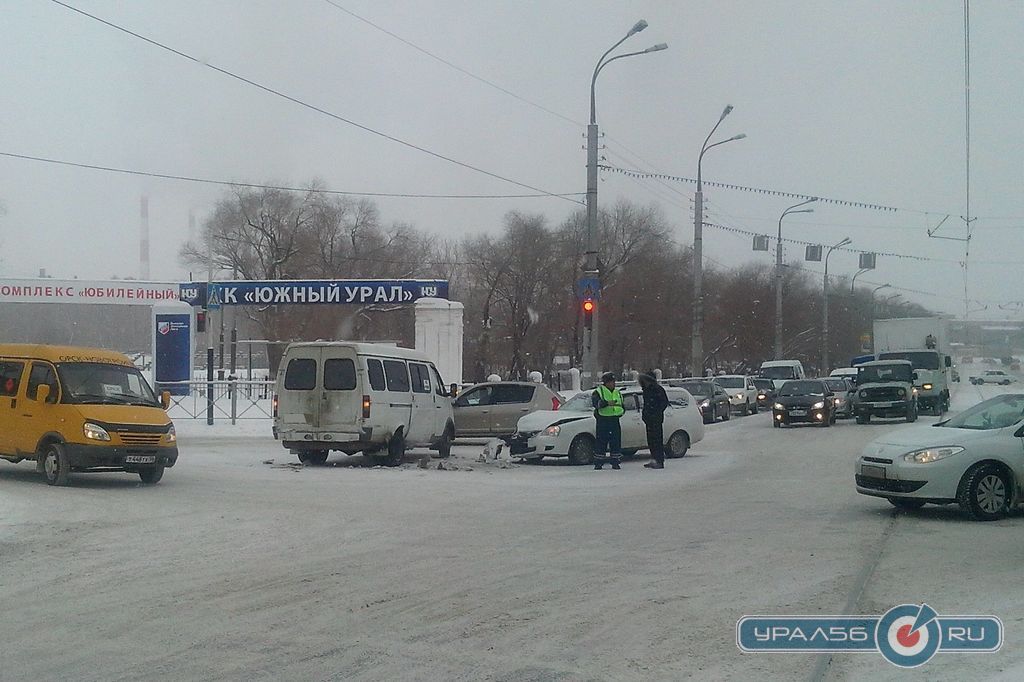 В центре Орска в ДТП попала пассажирская ГАЗель