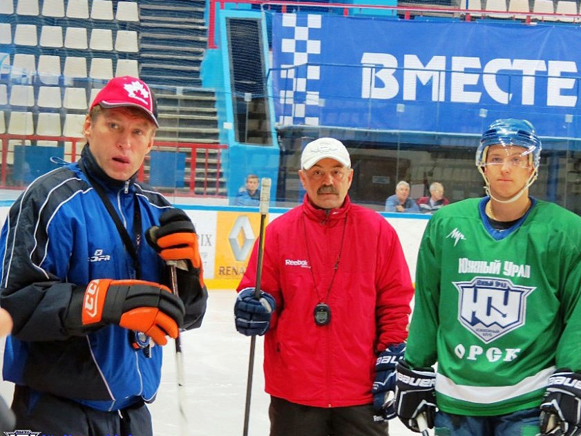 Анатолий Чистяков (слева) и Сергей Петров (в центре) на первой тренировке "Южного Урала"