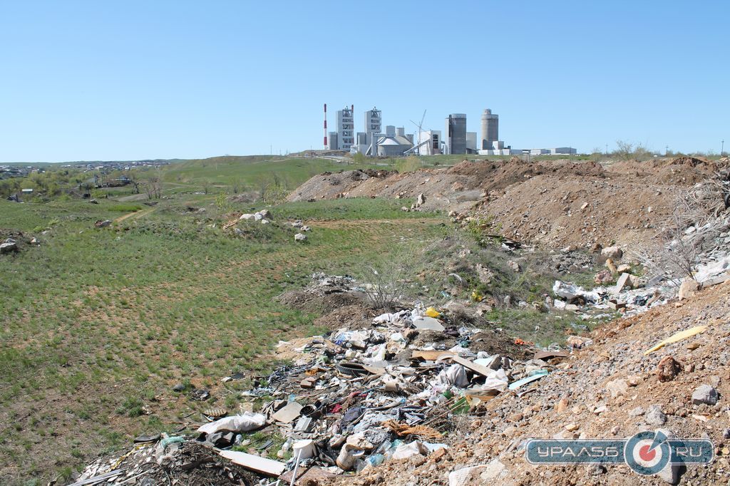 Фото: Горы грунта и бытовой мусор под Аккермановкой, вид на ЮУГПК