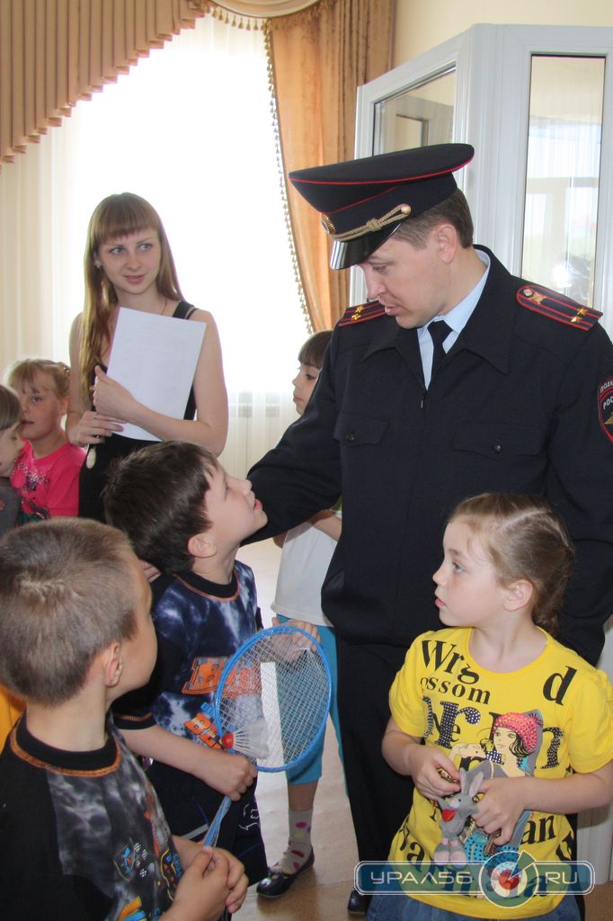 Полицейские Орска поздравили детей с праздником