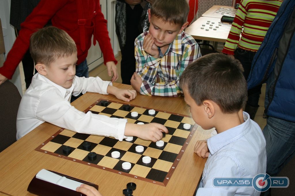 Юные шашисты выступают на турнире. Орск