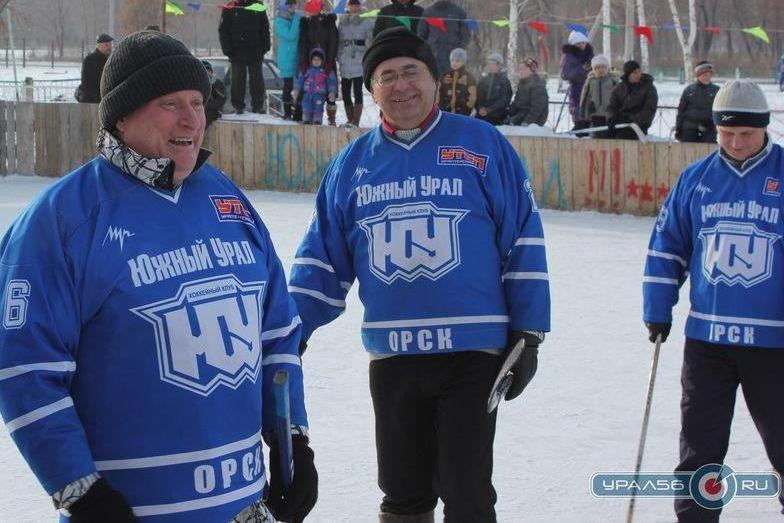 Виктор Франц и Владимир Васькин играют в хоккей на валенках