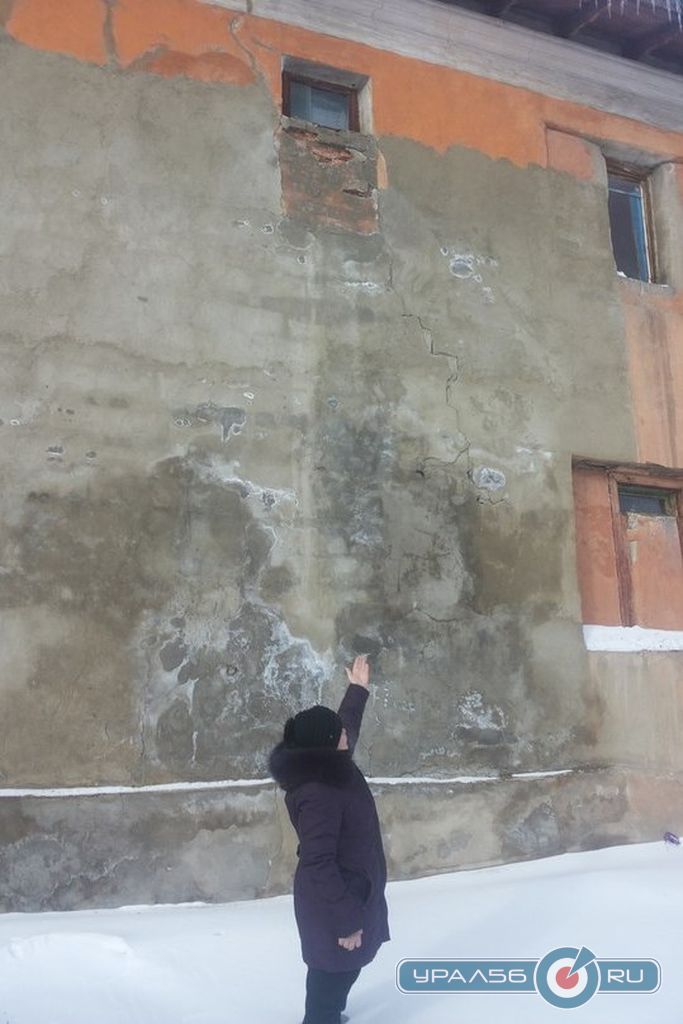 Трещина в стене дома №15 по улице Медногорской. Орск