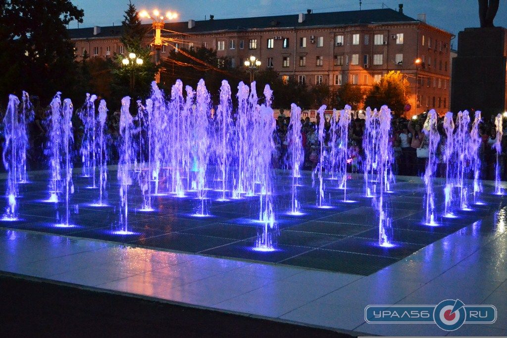 Новый фонтан в день открытия, Орск, 4 августа 2014