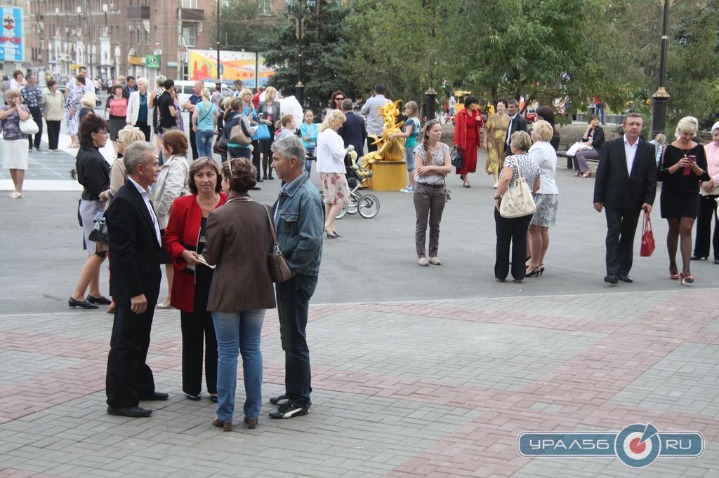 Зрители на Комсомольской площади перед спектаклем театра на Таганке. Орск