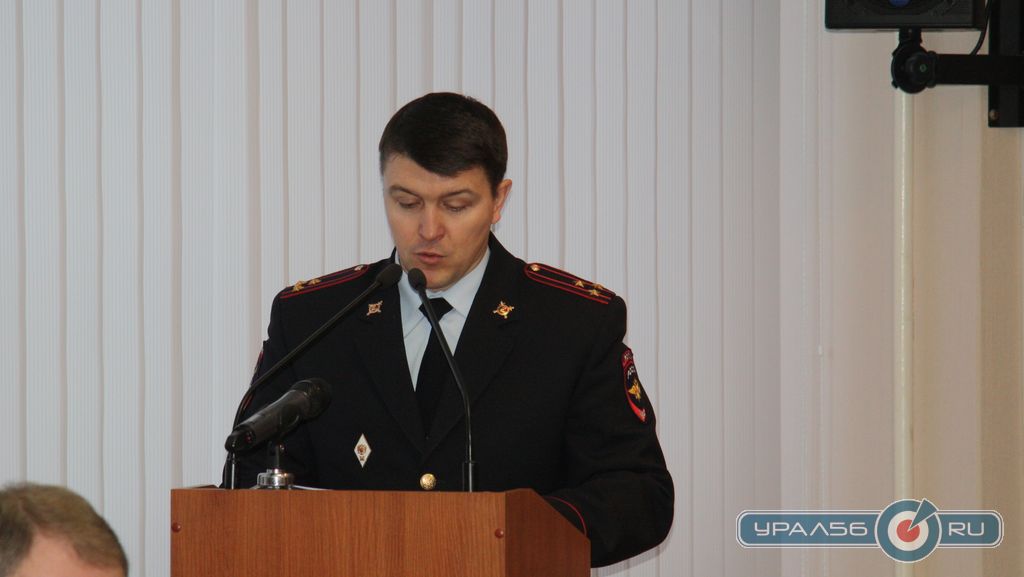 Начальник УМВД России по городу Орску Алексей Смолков выступает с отчетом