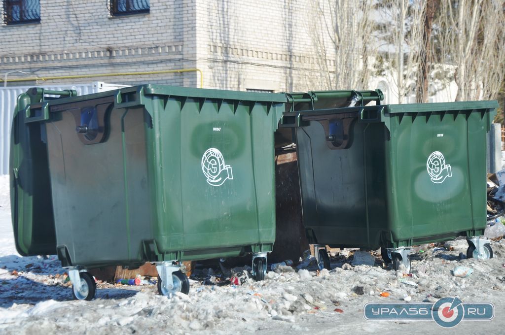 Пластиковые мусорные контейнеры в Старом городе. Орск