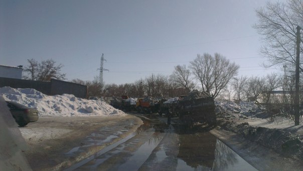 машины со снегом на улице Школьной. Орск