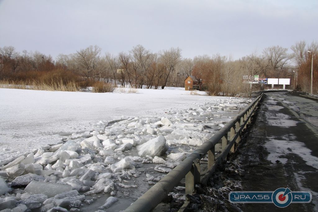 Низководный мост через реку Урал