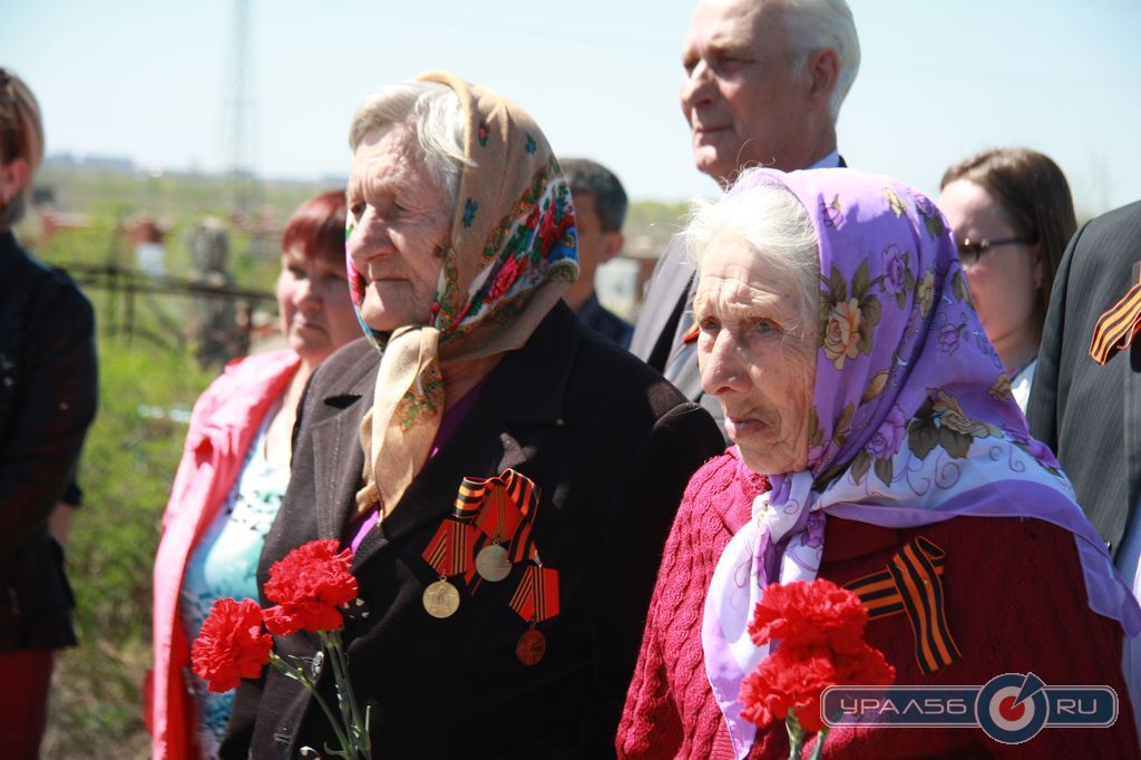 Ветераны на митинге у мемориала погибшим летчикам. Орск