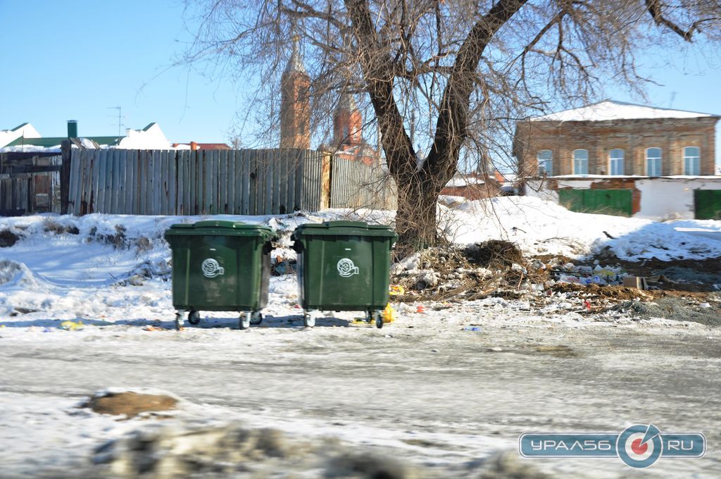 Новые мусорные баки в Советском районе Орска