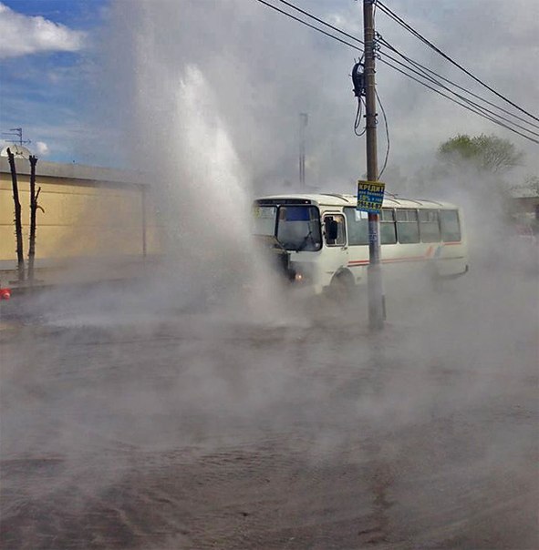 Автобус попал в струю кипятка при прорыве трубы с горячей водой, Красноярск
