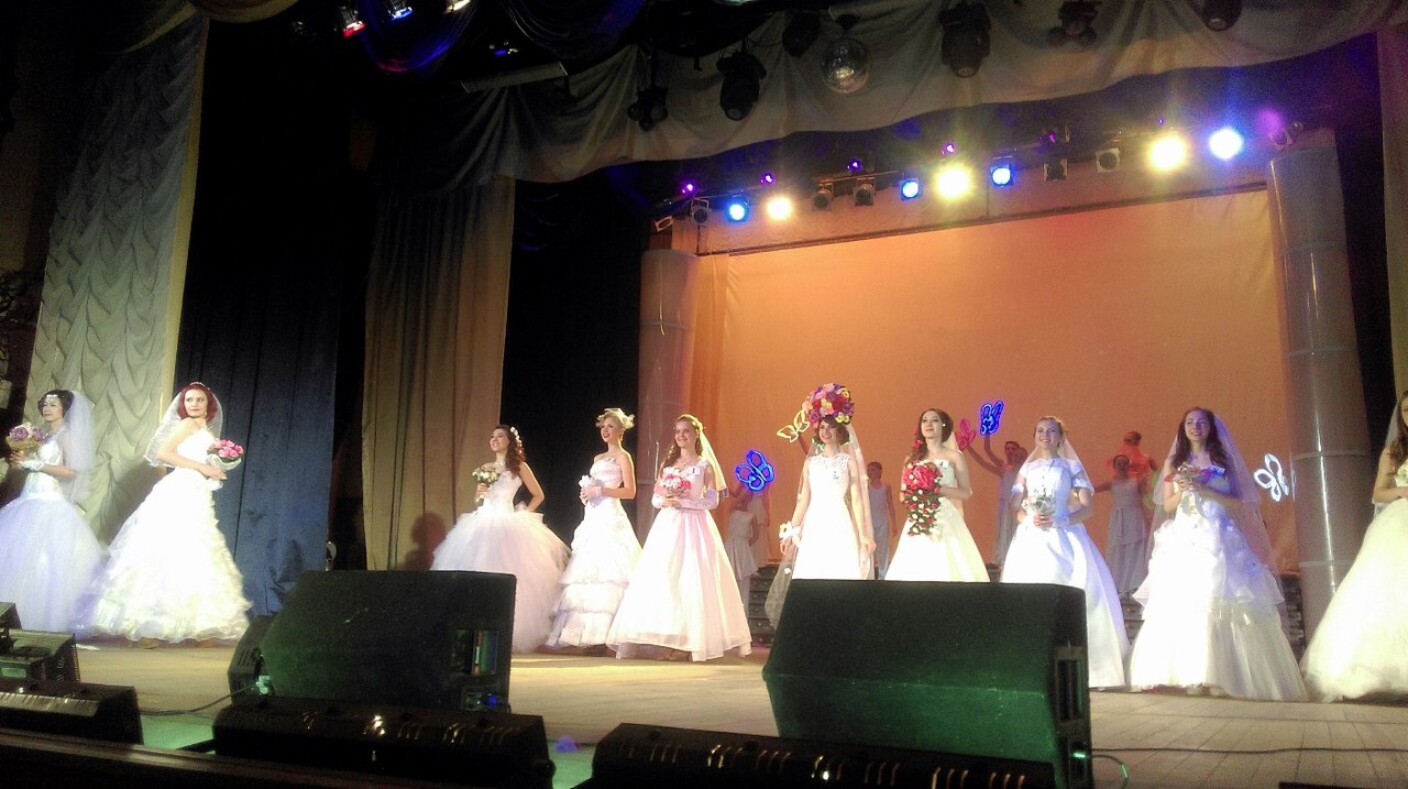 Дефиле участниц конкурса Мисс студентка ОГУ&ndash;2015 в свадебных платьях