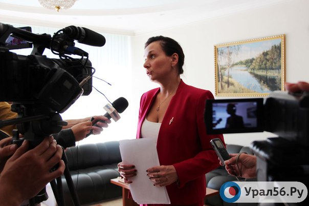 Председатель конкурсной комиссии, вице-губернатор Вера Баширова рассказывает СМИ об итогах заседания. Орск