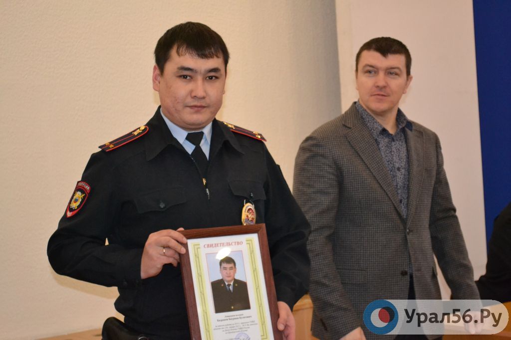 Начальник УМВД России по городу Орску благодарит коллег за хорошую службу