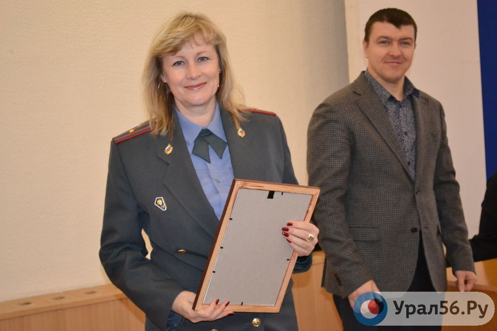 Начальник УМВД России по городу Орску благодарит коллег за хорошую службу