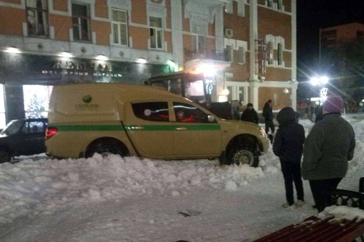 Инкассаторский автомобиль на улице Советской в Оренбурге