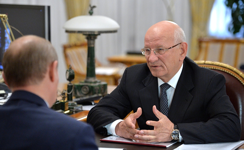 Во время встречи с губернатором Оренбургской области Юрием Бергом.Фото: пресс-служба президента России