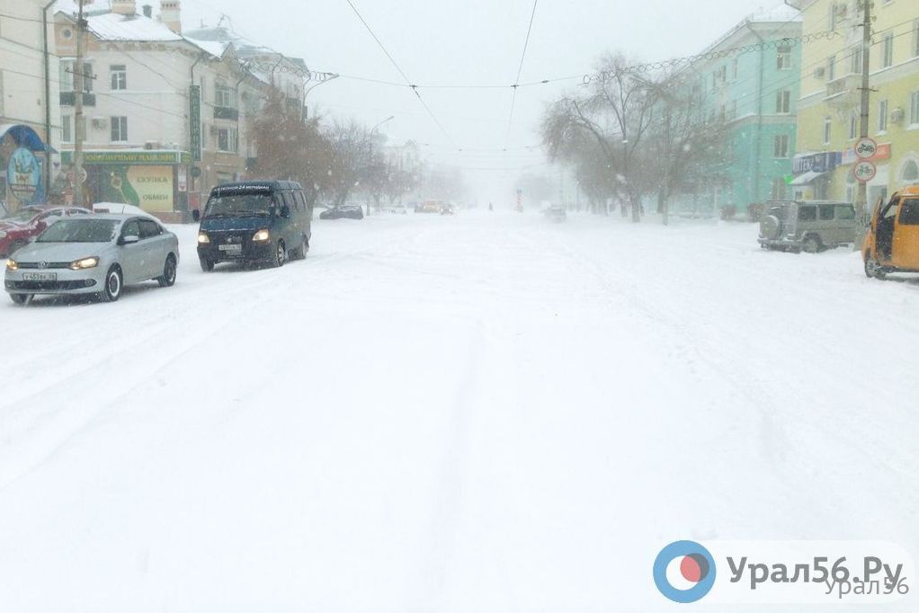 Проспект Ленина в Орске после снегопада