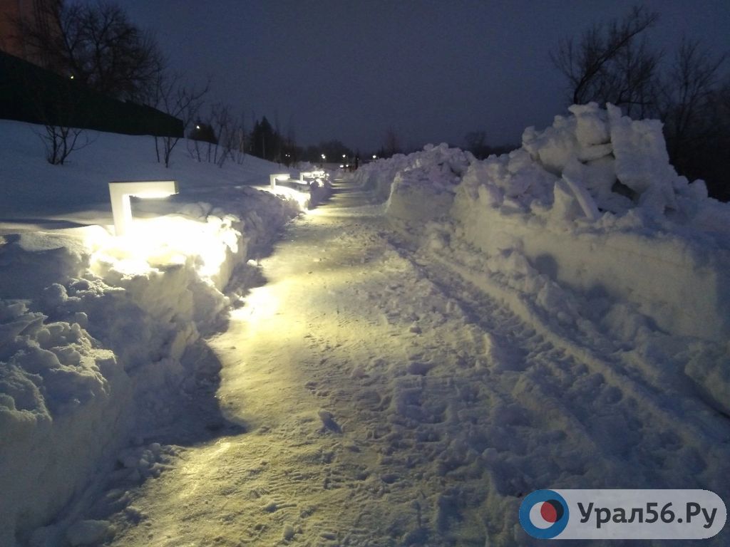 После публикации Урал56.Ру на набережной Бугуруслана, благоустроенной за 50 млн руб, расчистили дорожки и лавочки