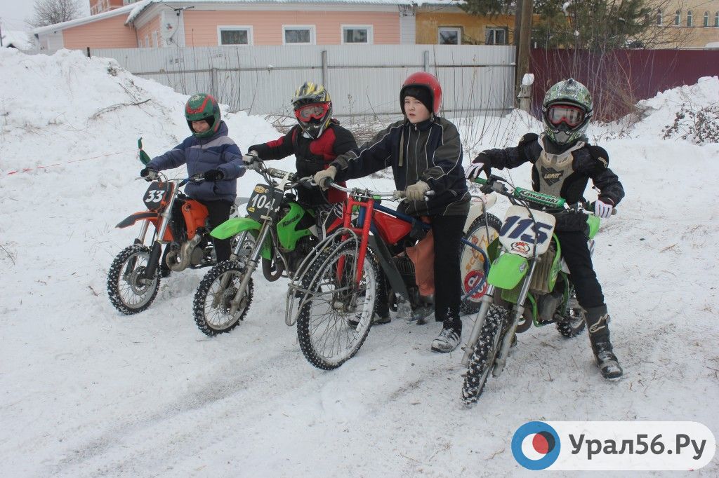 В Оренбурге прошел чемпионат города по зимнему мотокроссу