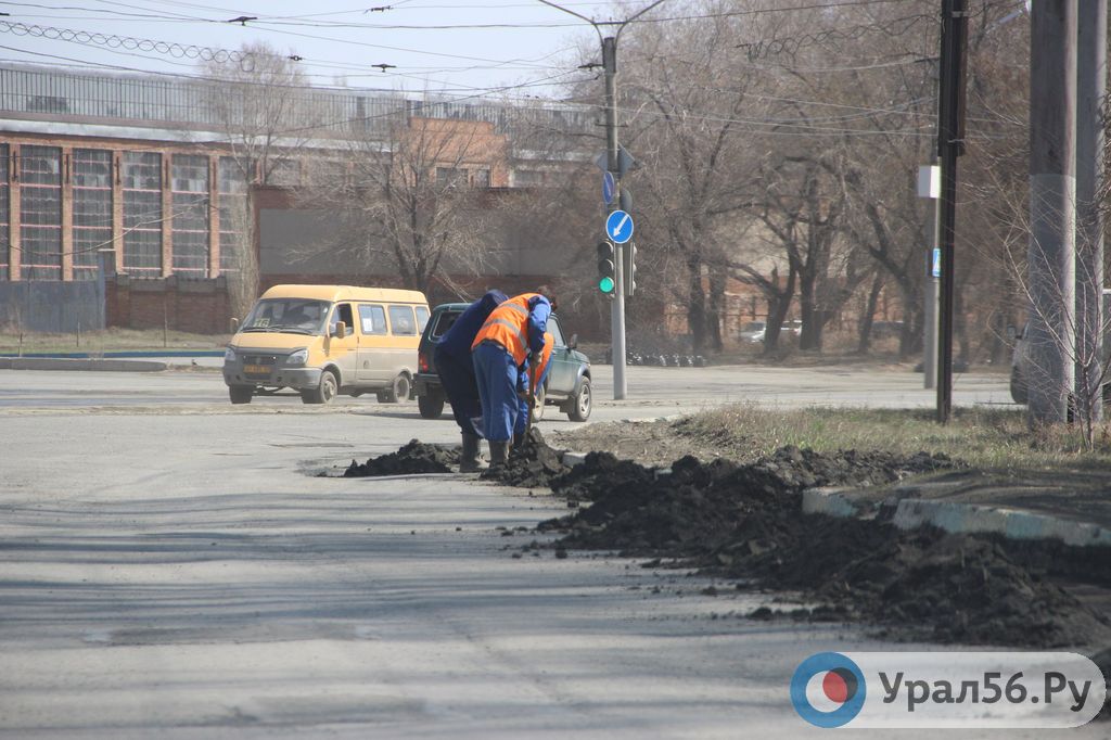 За двухнедельную уборку прибордюрной части дорог администрация Орска заплатит почти 350 тысяч рублей