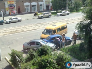 В Орске пассажирская ГАЗель врезалась в два легковых авто