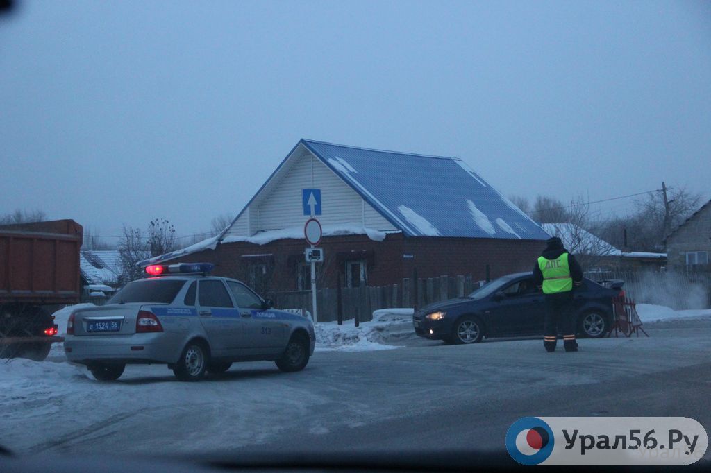 Перекрытие движения по улице Елшанской в Орске, 31.01.2017