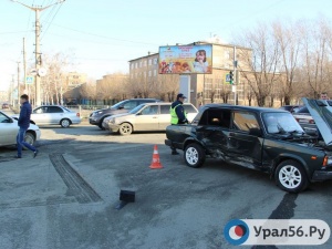 В Орске на пересечении улицы Тагильской и проспекта Ленина столкнулись три авто