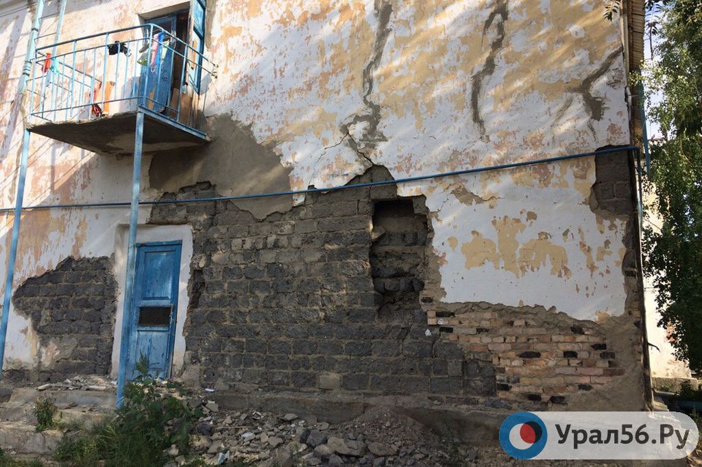 Чрезвычайная ситуация в Орске: во время капремонта частично обрушилась стена общежития