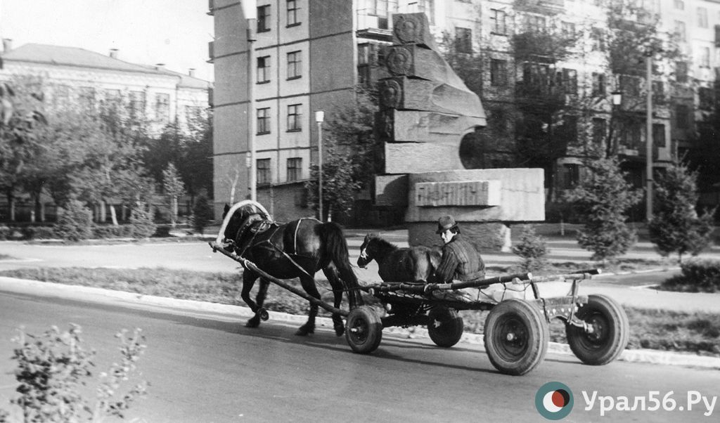 Даже в 1977 году в центре Орска можно было встретить гужевую повозку. Фото ОКМ