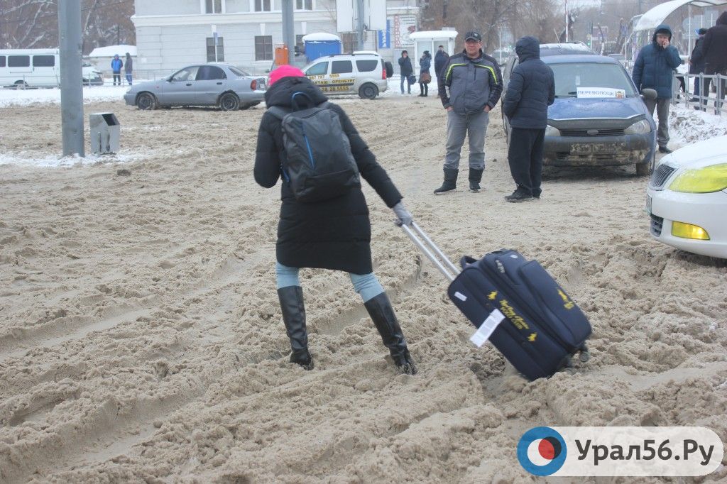 Из-за противостояния на железнодорожном вокзале Оренбурга одну парковку не чистили ни разу за всю зиму