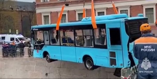 Водитель, который управлял упавшим в реку в Санкт-Петербурге автобусом с пассажирами, ранее жил в Оренбурге