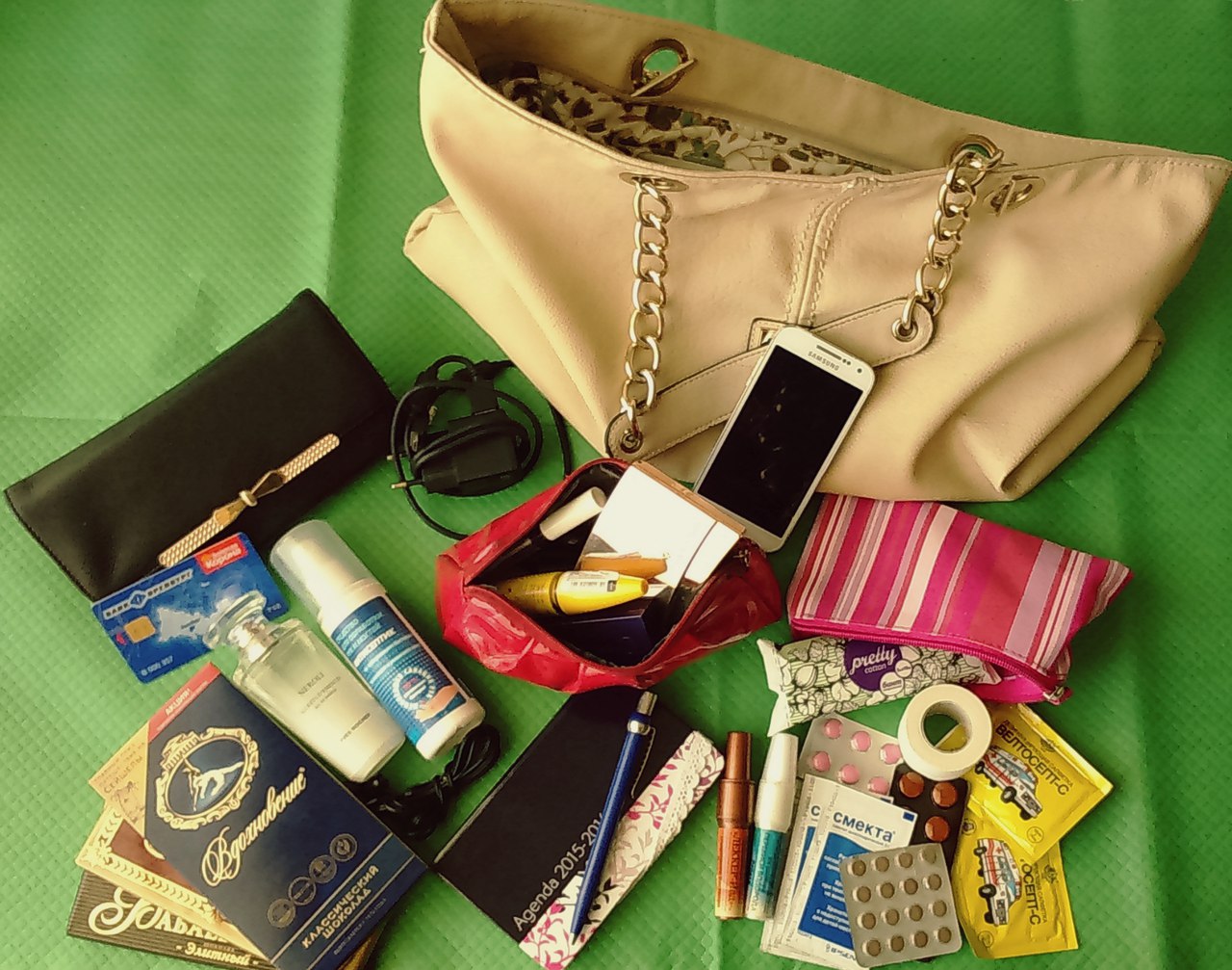 Что нужно положить в сумку. Содержимое женской сумочки. Вещи в женской сумке. Женская сумочка с вещами. Содержимое дамской сумочки.