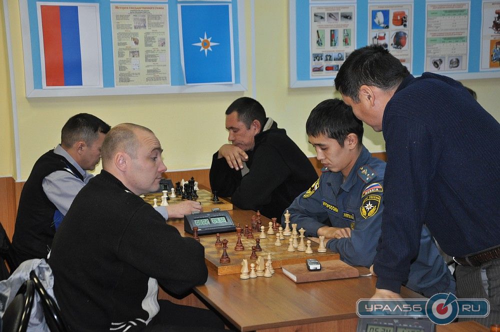 Пожарные сыграли в шахматы и получили награды
