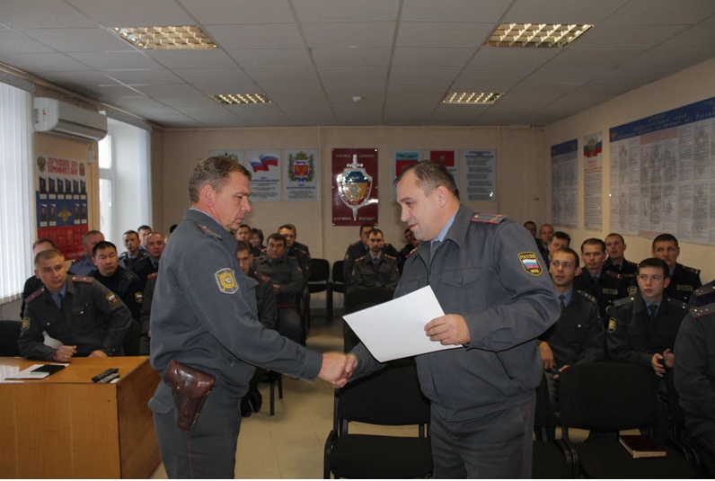 Участковому Вячеславу Чернову вручают грамоту Орского городского совета ветеранов