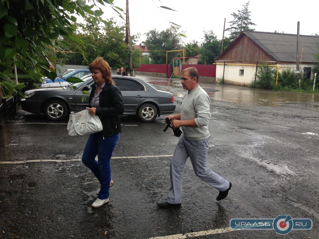 Вячеслав и Наталья Черновы входят в Адамовский районный суд (6 августа 2013)