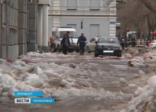 В Оренбурге на женщину с детьми упала глыба льда