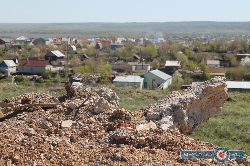 Вид с горы промышленных отходов на поселок Аккермановка  (3 мая 2013)