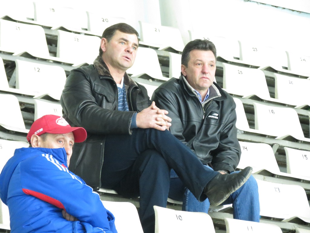 Андрей Кирдяшов наблюдает за тренировкой команды