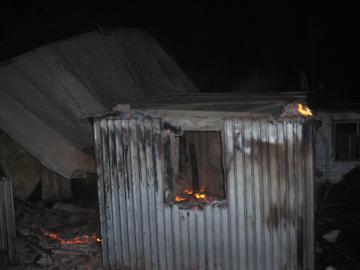 В Оренбургской области сгорели дом и баня, фото: МЧС