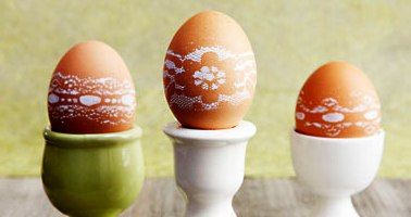 Пасхальные яйца, покрашенные с помощью кружева