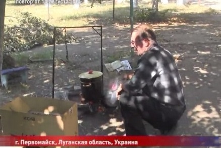 Жители Первомайска готовят пищу во дворе