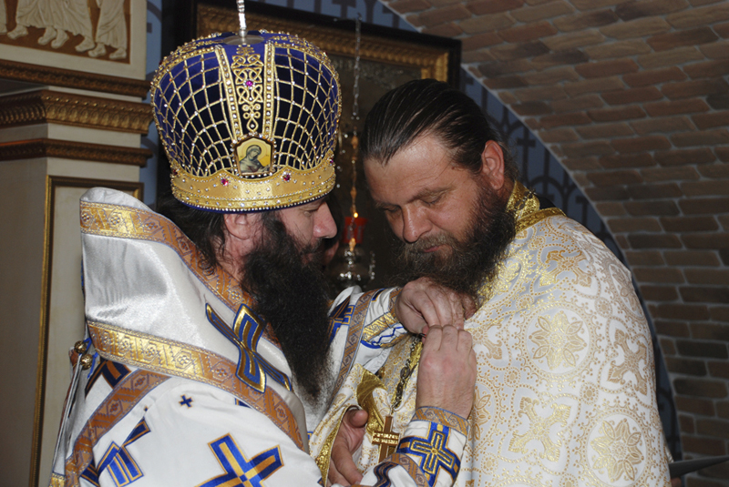 Сергий Баранов получает орден из рук епископа Иринея