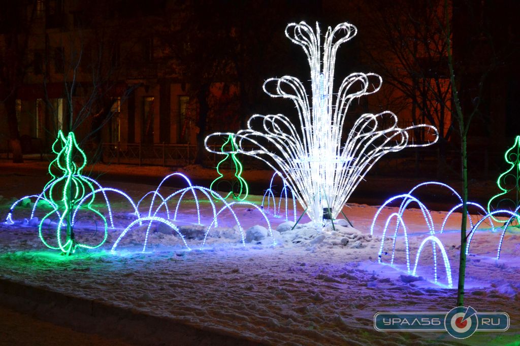 Кусочек новогодней композиции на улице Станиславского около ООО УК Ленинская. Орск