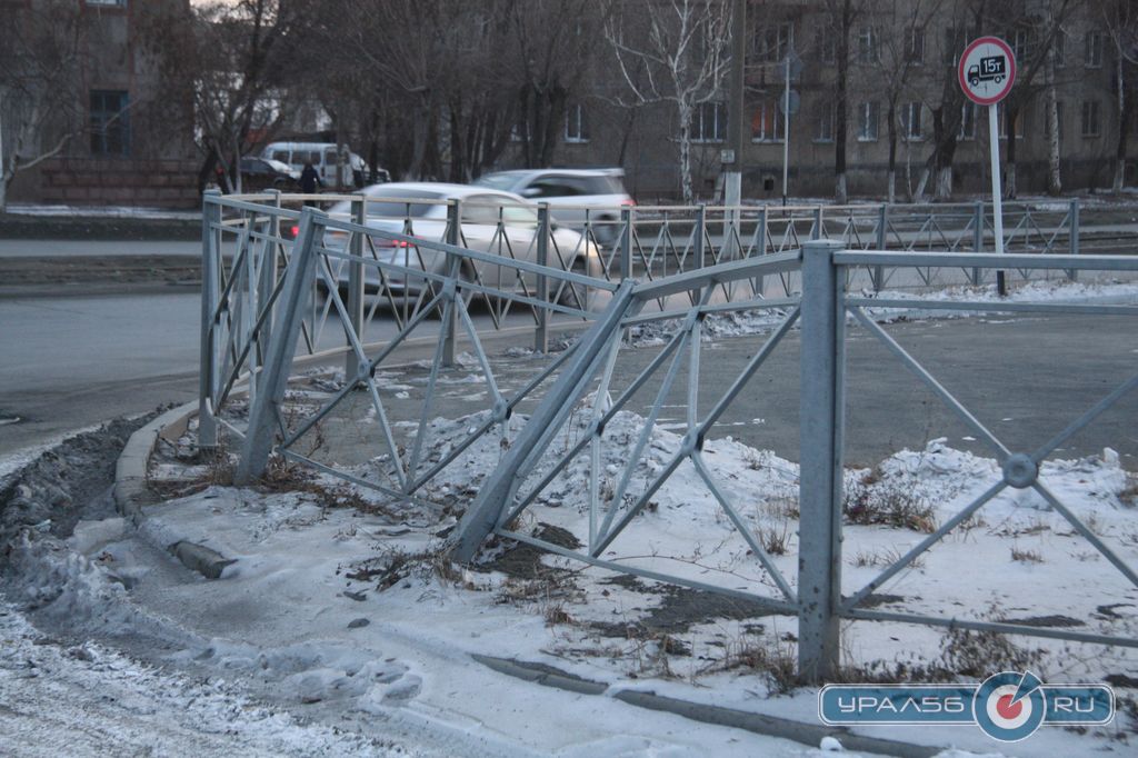 Поврежденный забор в районе остановки Проспект Мира. Орск