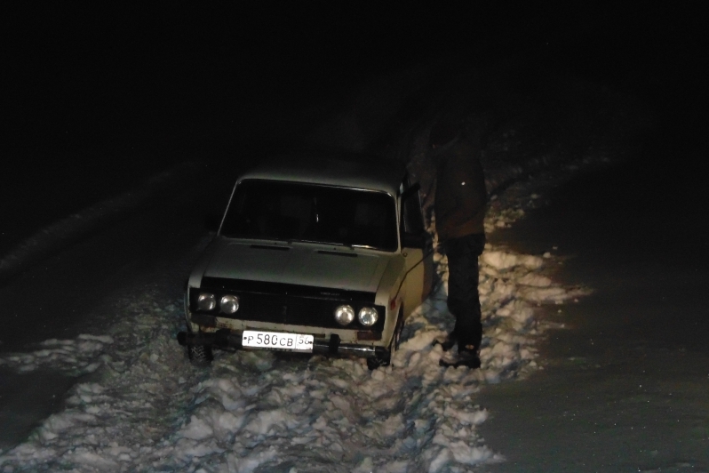 автомобиль застрял в снегу